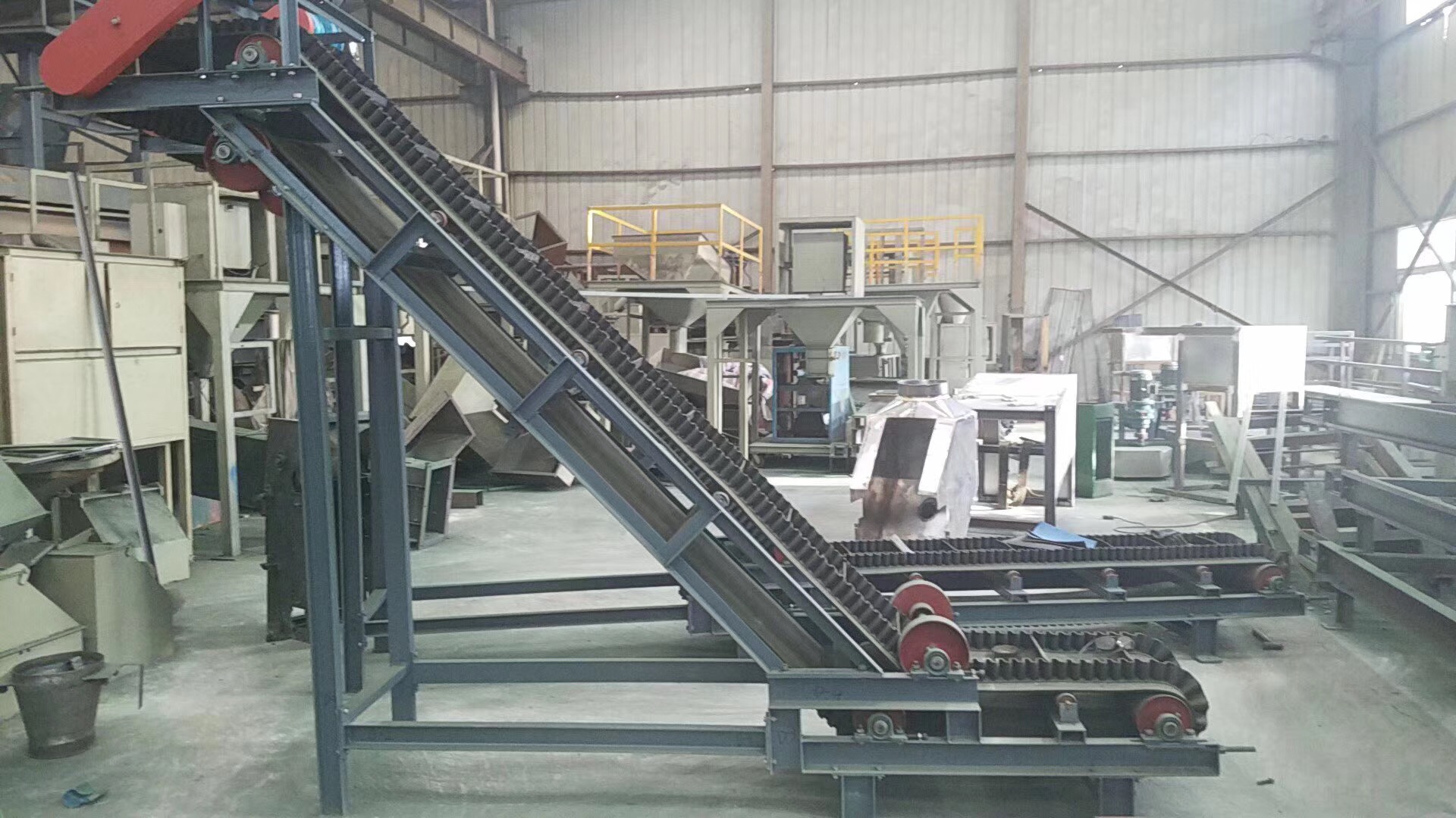 大傾角波狀擋邊帶式輸送機(jī)的結(jié)構(gòu)、安裝和調(diào)整(大傾角波狀擋邊輸送機(jī) 標(biāo)準(zhǔn))